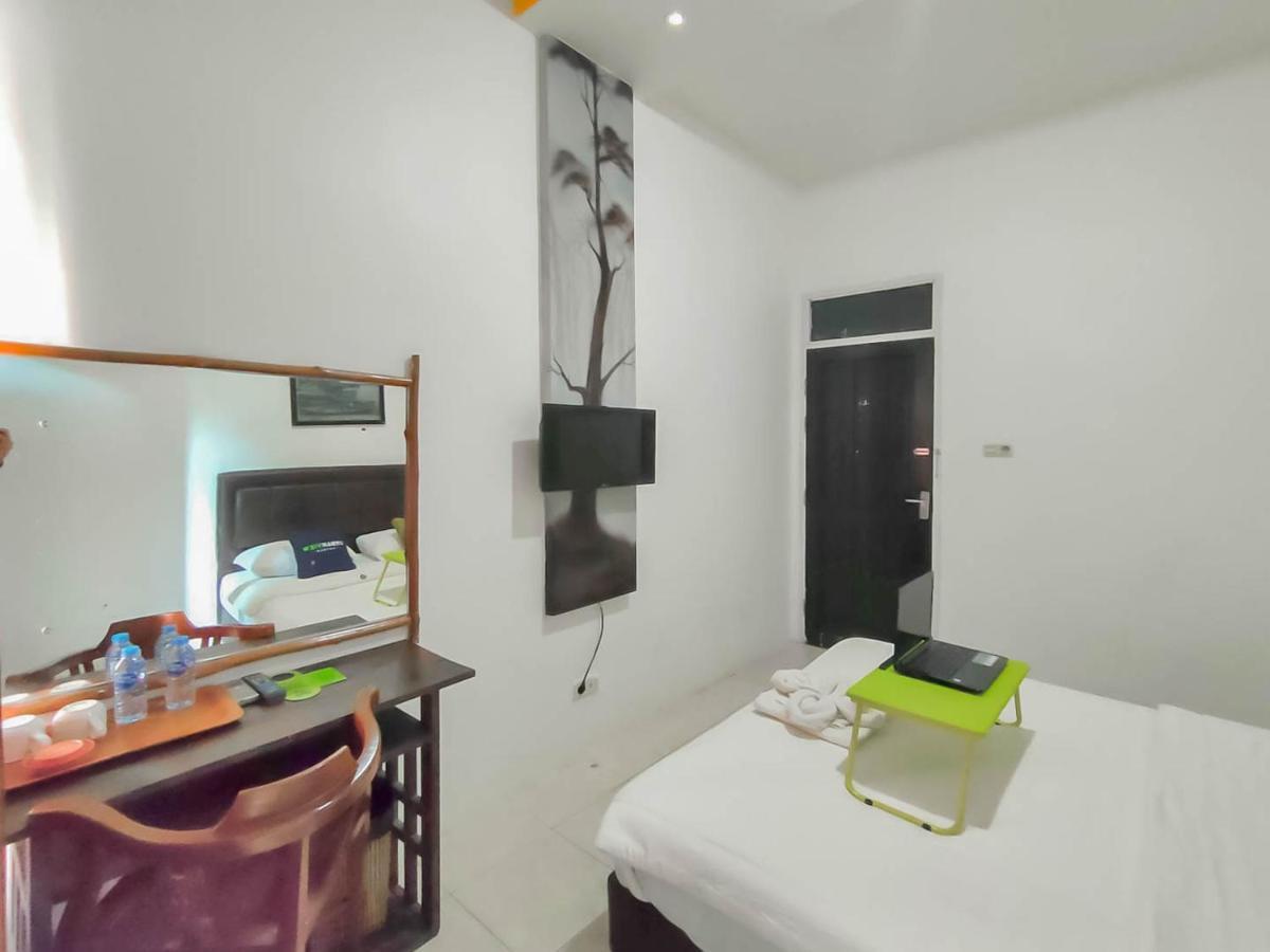 Urbanview Hotel Bagoes Sintang Bagian luar foto