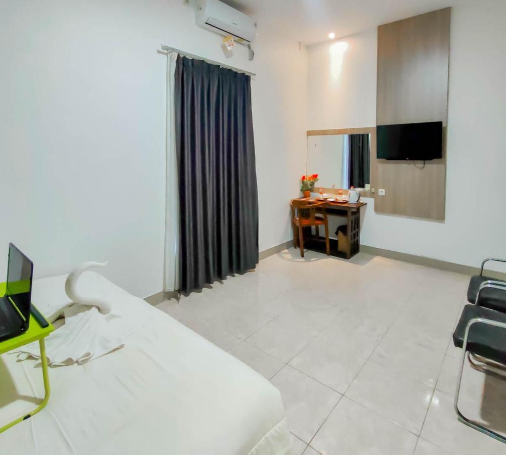 Urbanview Hotel Bagoes Sintang Bagian luar foto