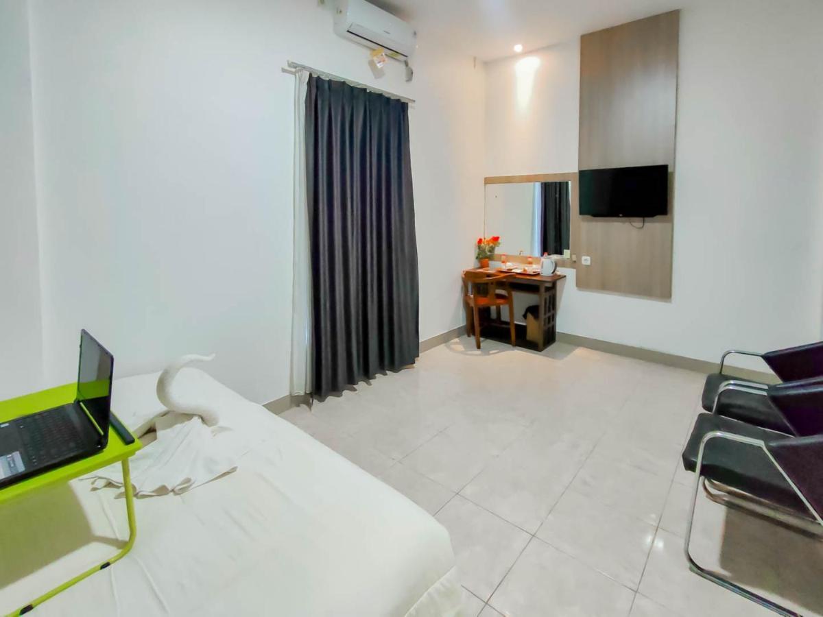 Urbanview Hotel Bagoes Sintang Bagian luar foto